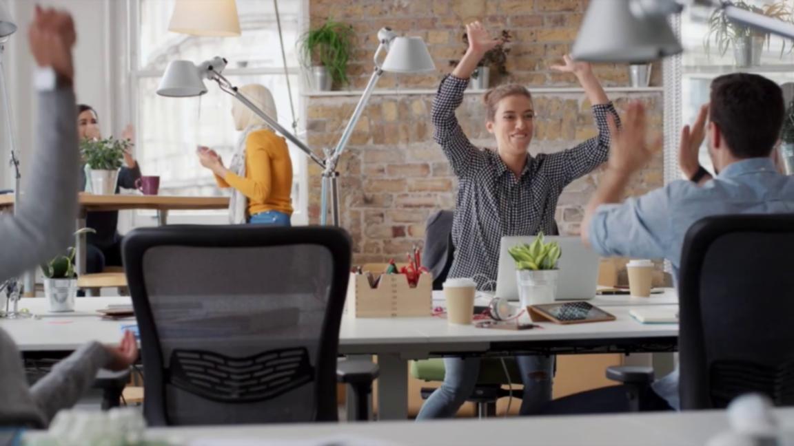 Team bei der Arbeit an finanziellen Analysen